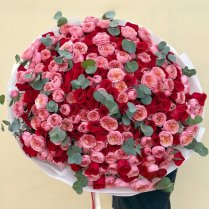 Sarkano rožu pušķis - 15 sarkanas rozes ar eikaliptu